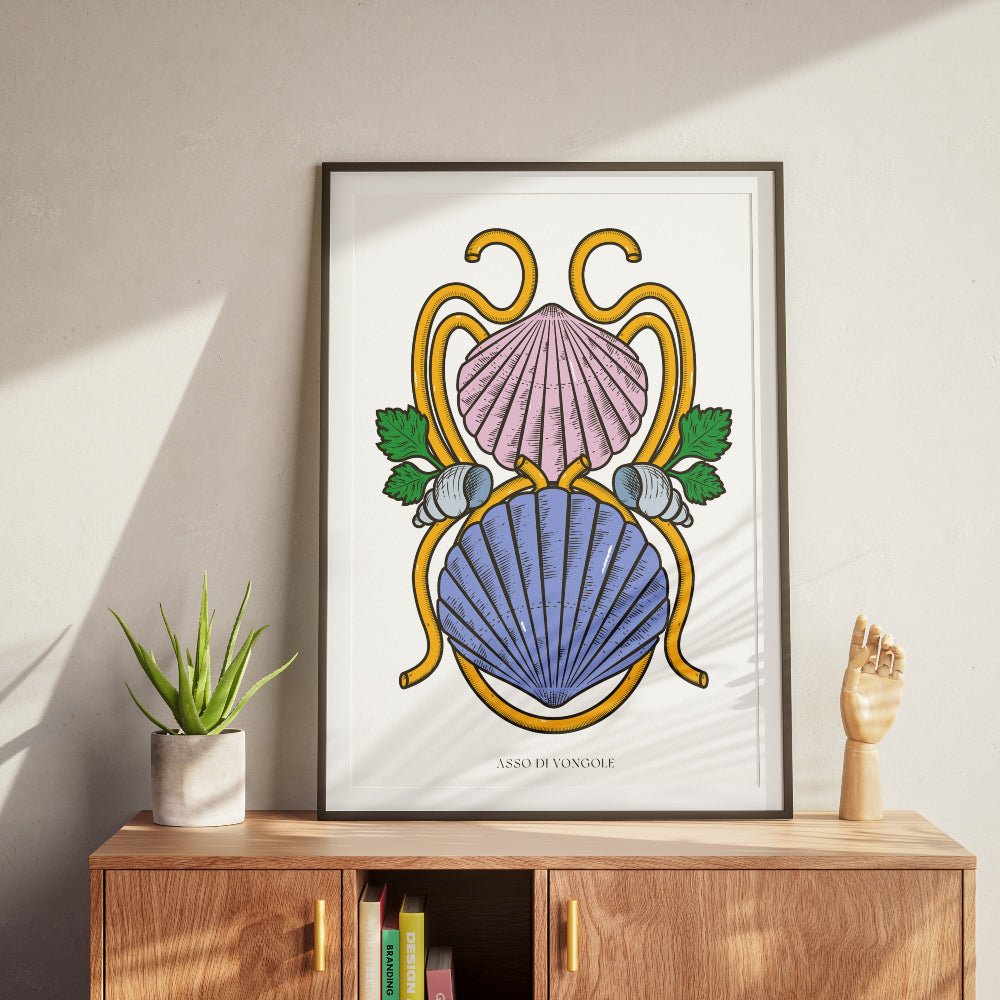 Poster tipografico su sfondo bianco che fonde la grafica di un asso di denari napoletano con la cucina partenopea: due conchiglie stilizzate (una rosa, una blu) avvolte da curve dorate a richiamare spaghetti, arricchite da foglie verdi e piccoli gusci di vongole, con lettering nero “Asso di Vongole” in stile Modiano.