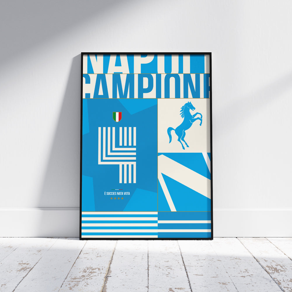 Poster moderno dedicato al quarto titolo di Campione d Italia del Napoli. Design geometrico e simbolico con colori azzurri, cavallo rampante, scudetto tricolore e la frase iconica E succies nata vota
