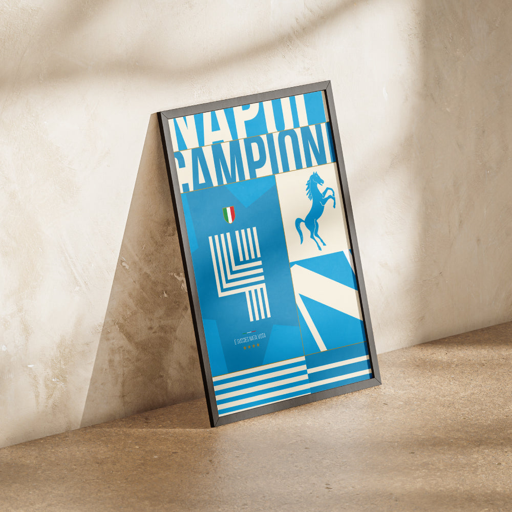 Poster moderno dedicato al quarto titolo di Campione d Italia del Napoli. Design geometrico e simbolico con colori azzurri, cavallo rampante, scudetto tricolore e la frase iconica E succies nata vota