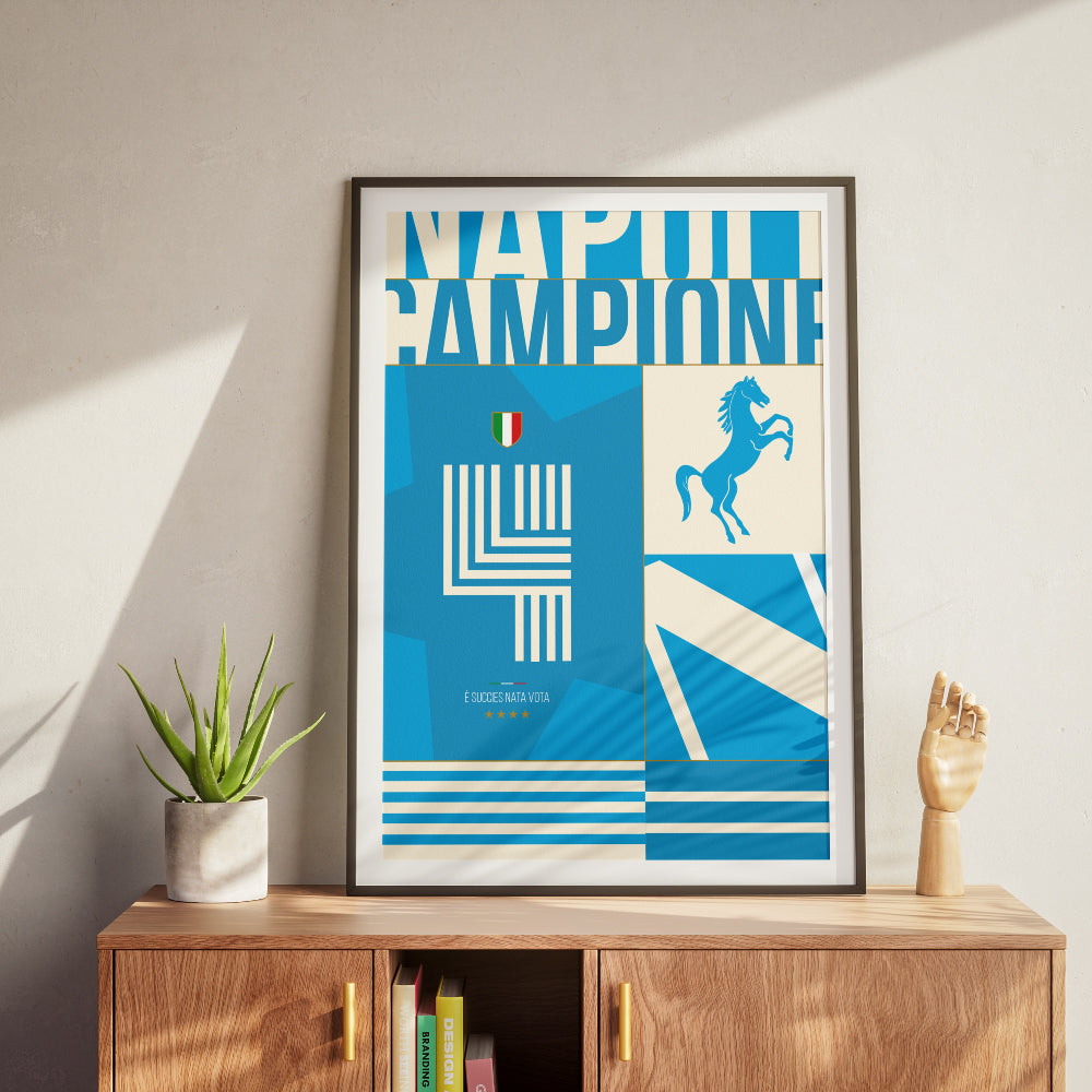 Poster moderno dedicato al quarto titolo di Campione d Italia del Napoli. Design geometrico e simbolico con colori azzurri, cavallo rampante, scudetto tricolore e la frase iconica E succies nata vota