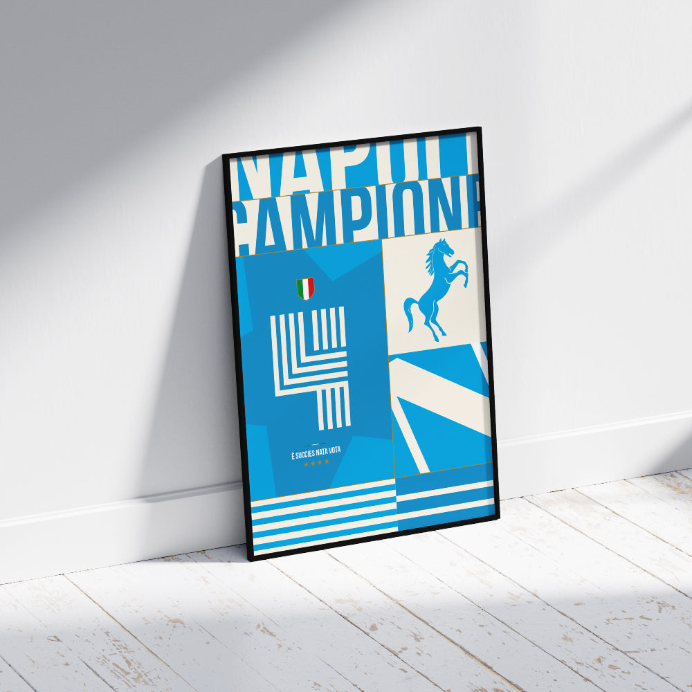 Poster moderno dedicato al quarto titolo di Campione d Italia del Napoli. Design geometrico e simbolico con colori azzurri, cavallo rampante, scudetto tricolore e la frase iconica E succies nata vota