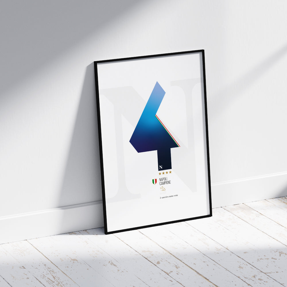 Poster celebrativo minimal del quarto scudetto del Napoli, con grande numero 4 stilizzato in blu sfumato, tricolore laterale, stelle dorate e scritta Napoli Campione 23.05.2025  e succies nata vota.
