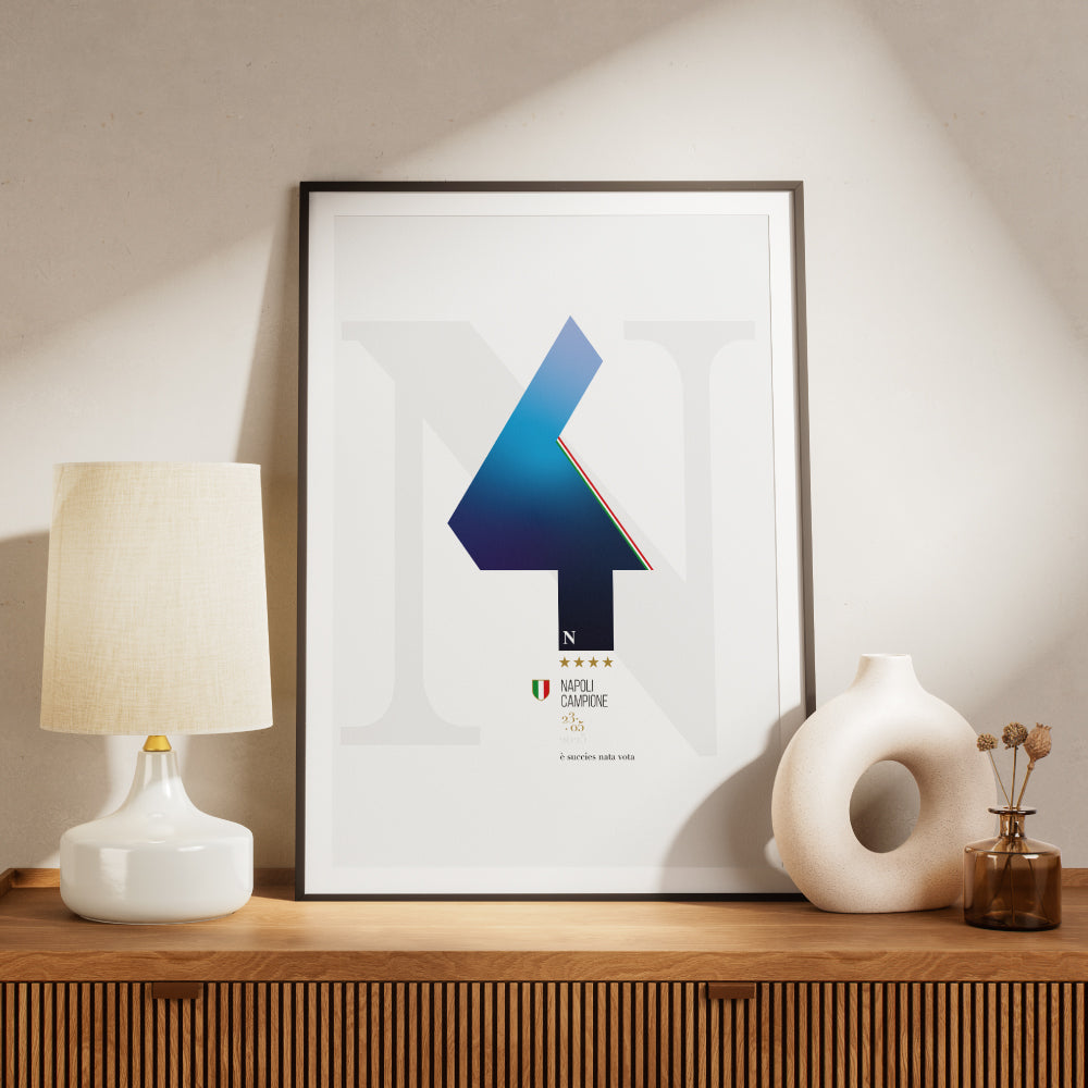 Poster celebrativo minimal del quarto scudetto del Napoli, con grande numero 4 stilizzato in blu sfumato, tricolore laterale, stelle dorate e scritta Napoli Campione 23.05.2025  e succies nata vota.