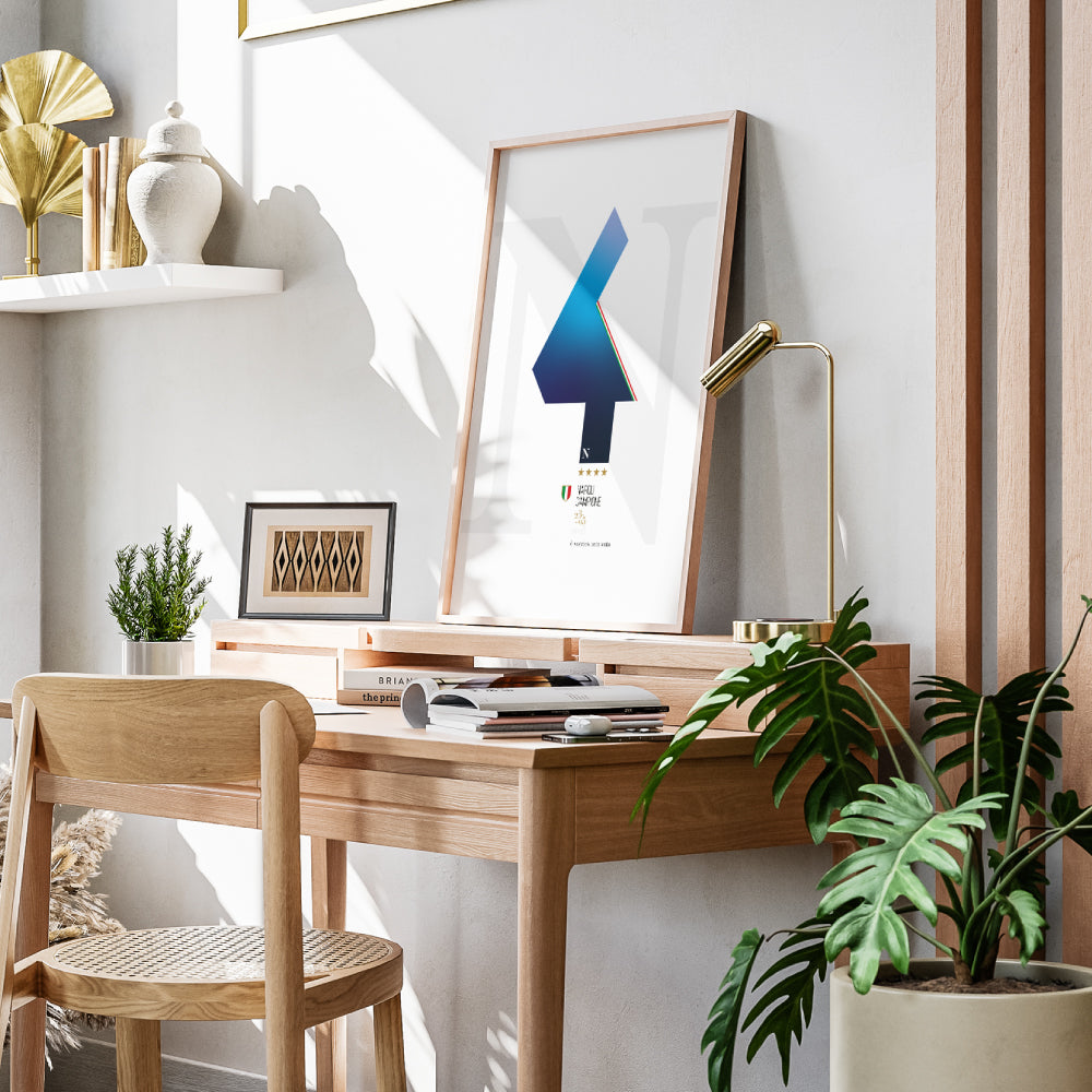 Poster celebrativo minimal del quarto scudetto del Napoli, con grande numero 4 stilizzato in blu sfumato, tricolore laterale, stelle dorate e scritta Napoli Campione 23.05.2025  e succies nata vota.