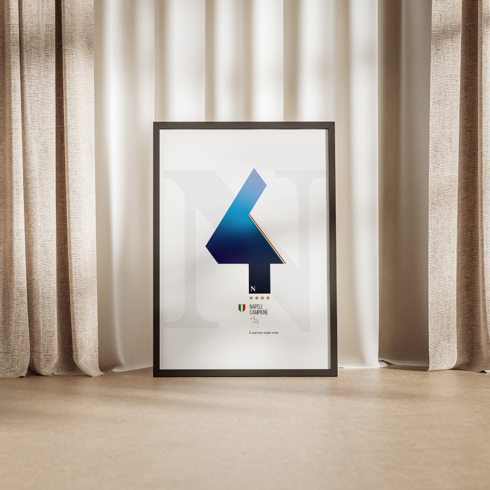 Poster celebrativo minimal del quarto scudetto del Napoli, con grande numero 4 stilizzato in blu sfumato, tricolore laterale, stelle dorate e scritta Napoli Campione 23.05.2025  e succies nata vota.