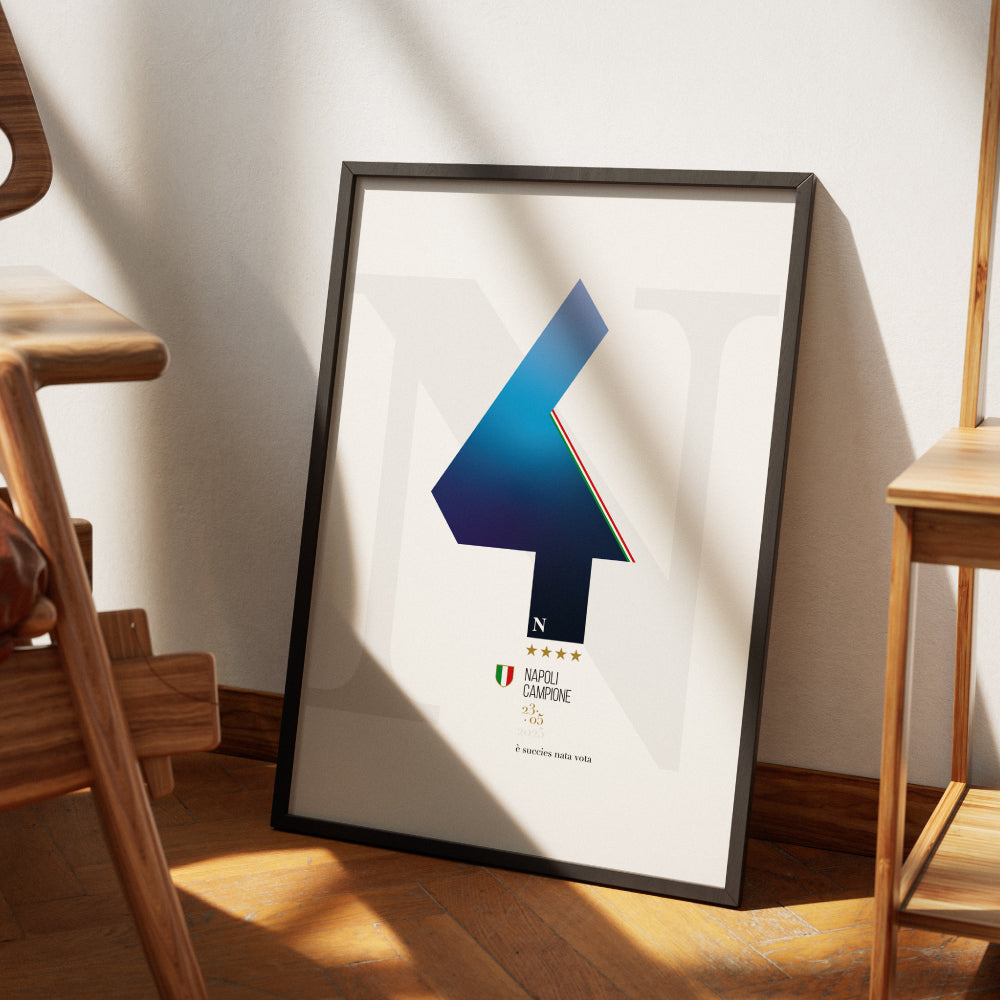 Poster celebrativo minimal del quarto scudetto del Napoli, con grande numero 4 stilizzato in blu sfumato, tricolore laterale, stelle dorate e scritta Napoli Campione 23.05.2025  e succies nata vota.