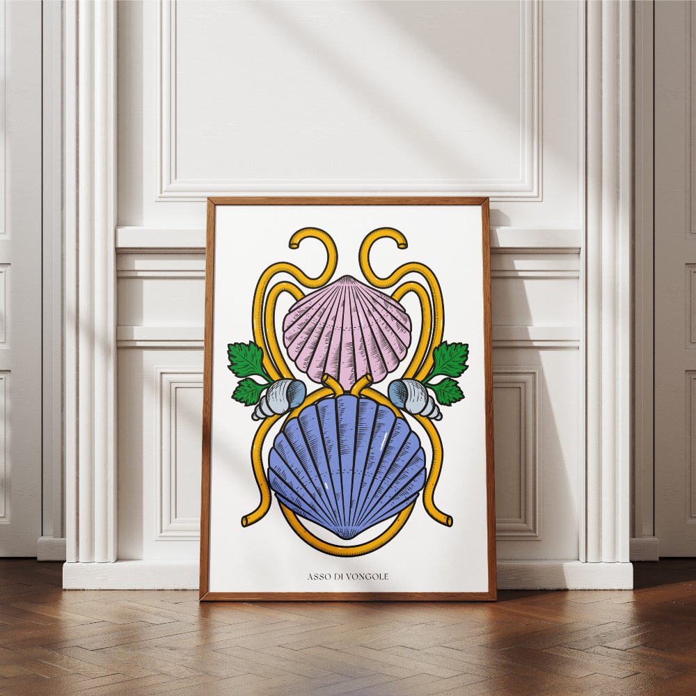 Poster tipografico su sfondo bianco che fonde la grafica di un asso di denari napoletano con la cucina partenopea: due conchiglie stilizzate (una rosa, una blu) avvolte da curve dorate a richiamare spaghetti, arricchite da foglie verdi e piccoli gusci di vongole, con lettering nero “Asso di Vongole” in stile Modiano.