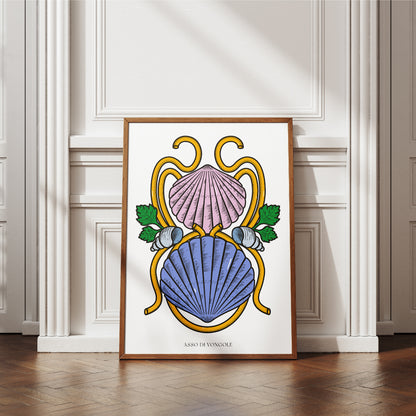 Poster tipografico su sfondo bianco che fonde la grafica di un asso di denari napoletano con la cucina partenopea: due conchiglie stilizzate (una rosa, una blu) avvolte da curve dorate a richiamare spaghetti, arricchite da foglie verdi e piccoli gusci di vongole, con lettering nero “Asso di Vongole” in stile Modiano.
