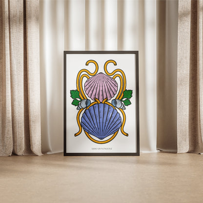 Poster tipografico su sfondo bianco che fonde la grafica di un asso di denari napoletano con la cucina partenopea: due conchiglie stilizzate (una rosa, una blu) avvolte da curve dorate a richiamare spaghetti, arricchite da foglie verdi e piccoli gusci di vongole, con lettering nero “Asso di Vongole” in stile Modiano.