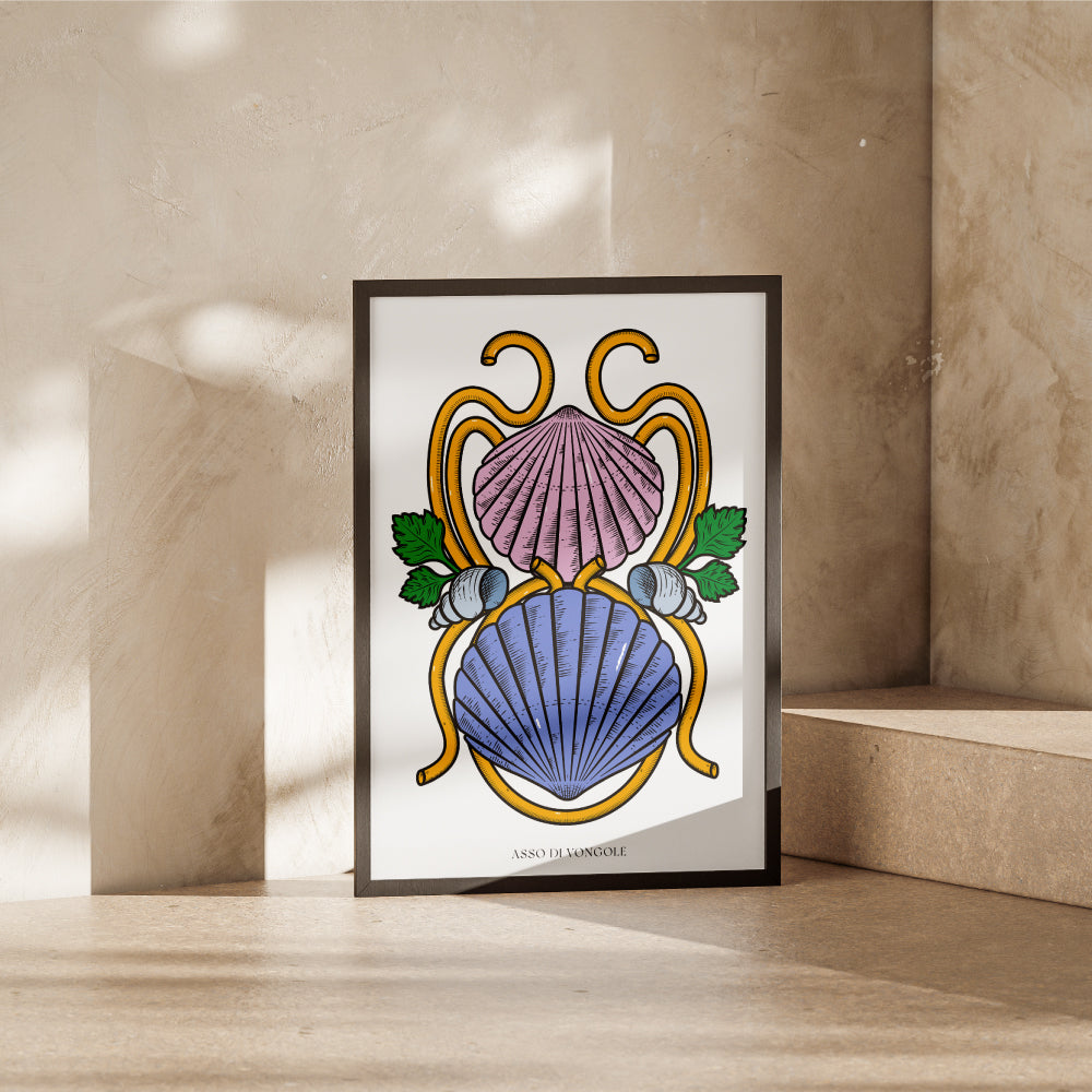 Poster tipografico su sfondo bianco che fonde la grafica di un asso di denari napoletano con la cucina partenopea: due conchiglie stilizzate (una rosa, una blu) avvolte da curve dorate a richiamare spaghetti, arricchite da foglie verdi e piccoli gusci di vongole, con lettering nero “Asso di Vongole” in stile Modiano.